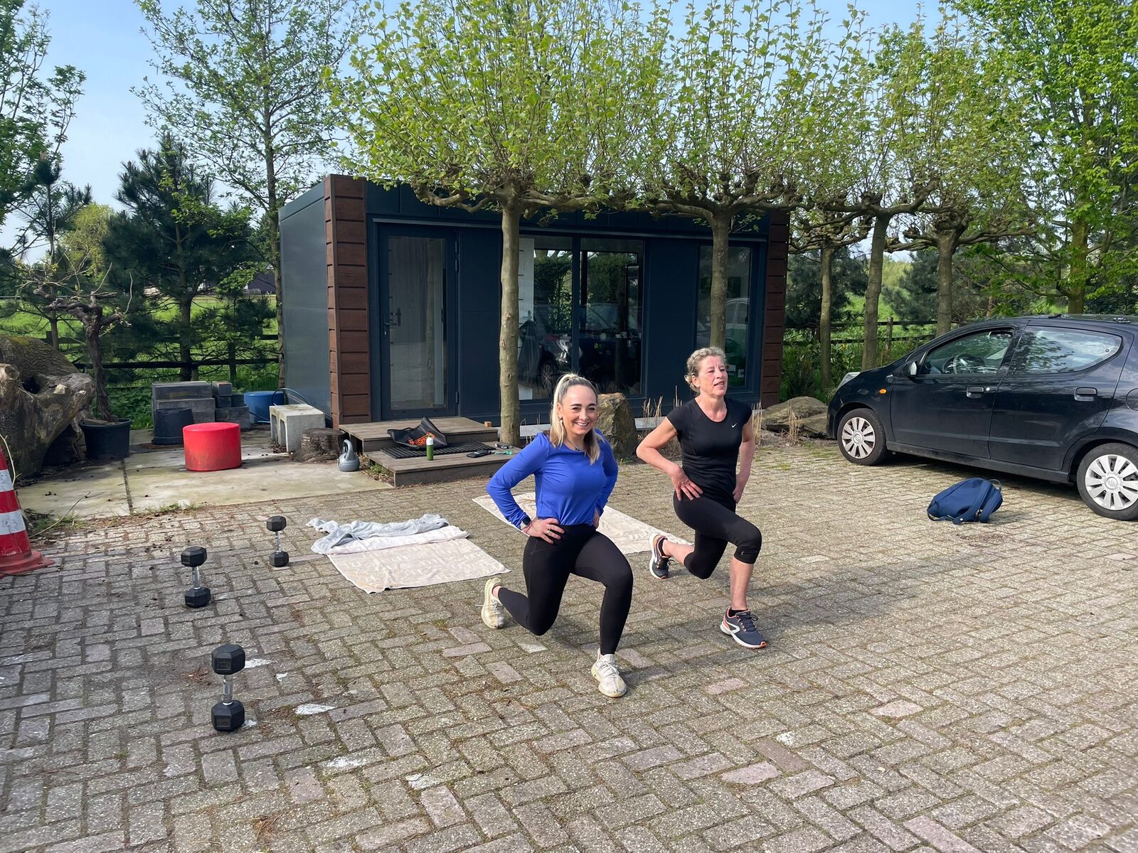Vrouwelijke personal trainer begeleidt een klant tijdens een training