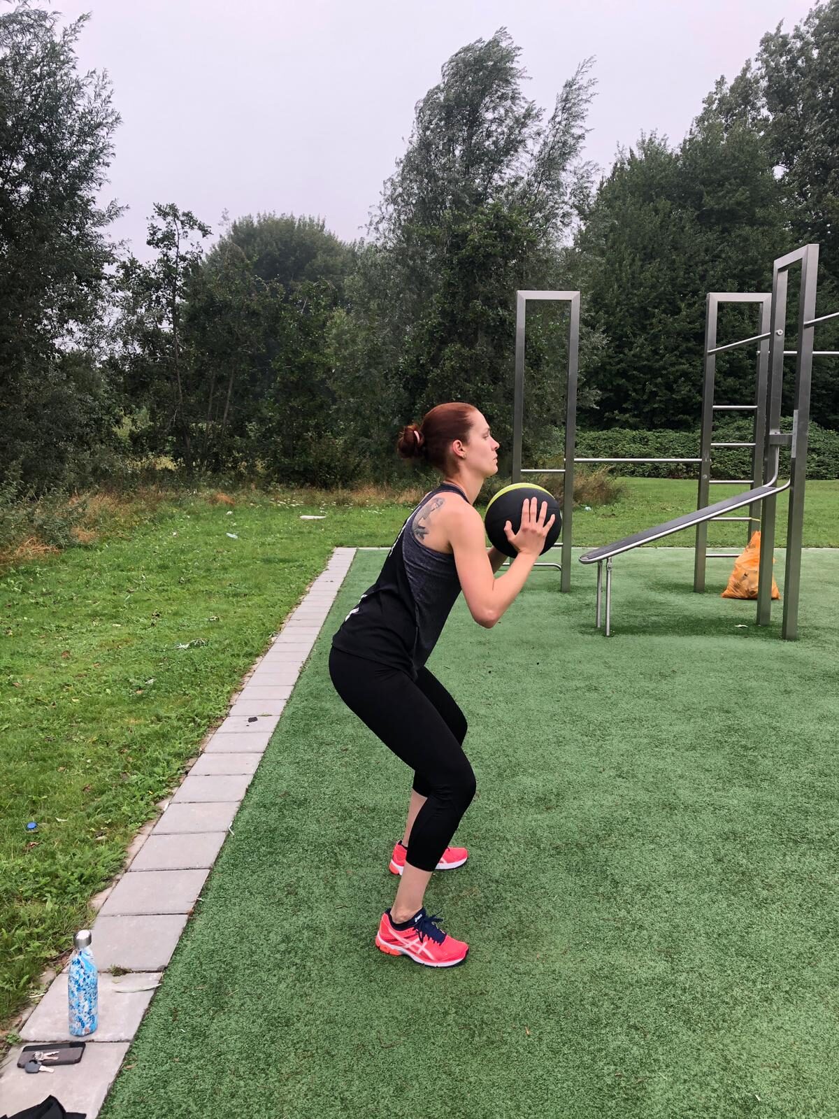 Vrouw traint met begeleiding van een personal trainer