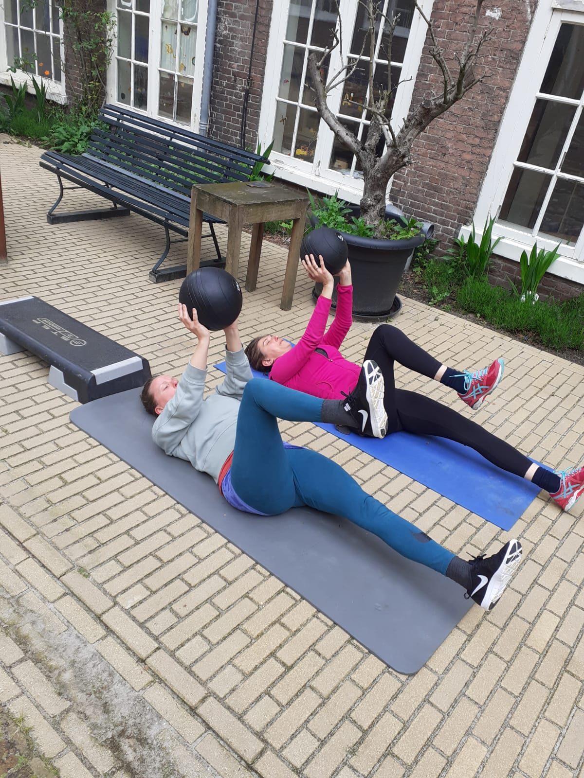 Vrouwelijke personal trainster van een training aan huis